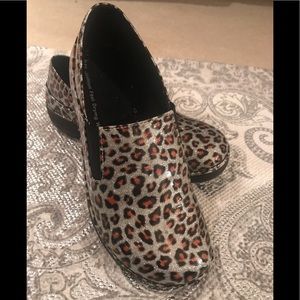 Spring step uniform shoes Sz 37.5 /7.5 glitter